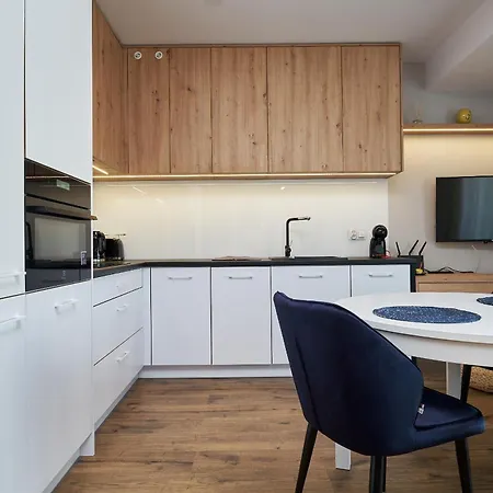 Nad Rzeka 72, Rynek 500 M